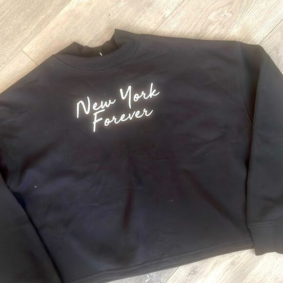 Zara size medium Black 'New York Forever' graphic woman's cropped Sweatshirt - Picture 4 of 11